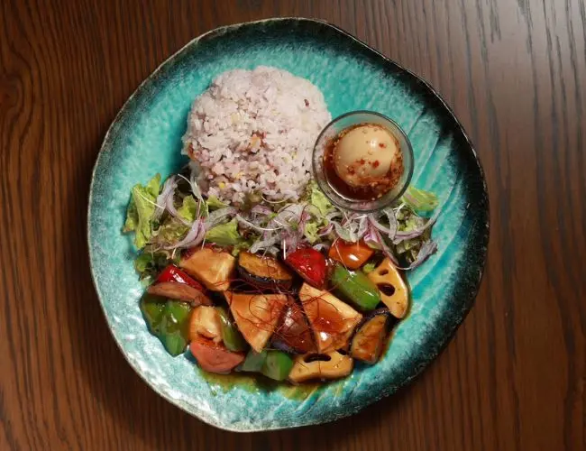 鶏ムネ肉と秋野菜の黒酢あんプレート